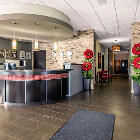 Econo Lodge Inn & Suites Saint-Apollinaire エクステリア 写真