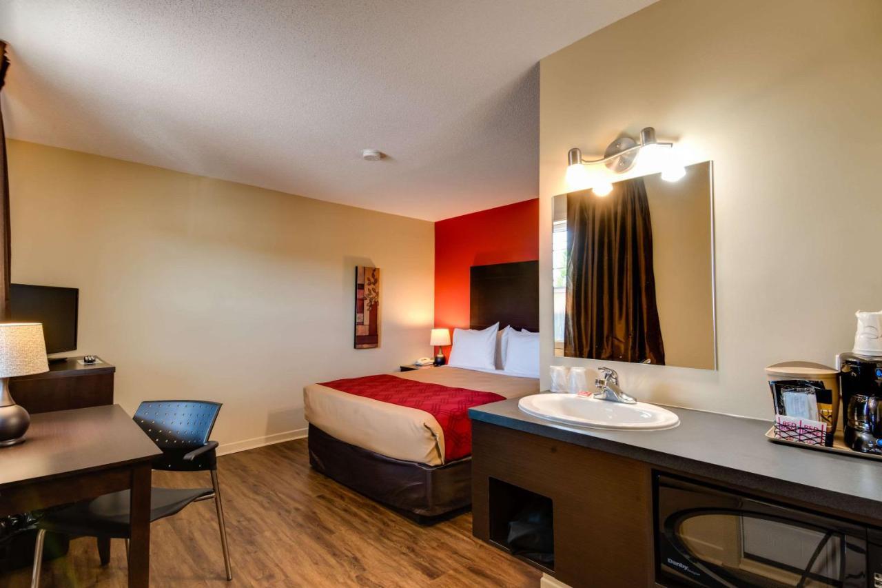 Econo Lodge Inn & Suites Saint-Apollinaire エクステリア 写真