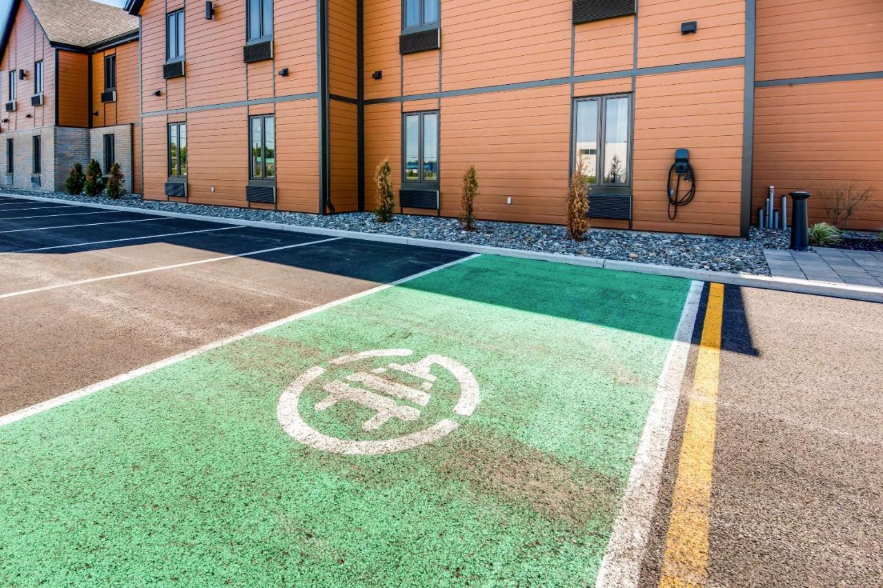 Econo Lodge Inn & Suites Saint-Apollinaire エクステリア 写真