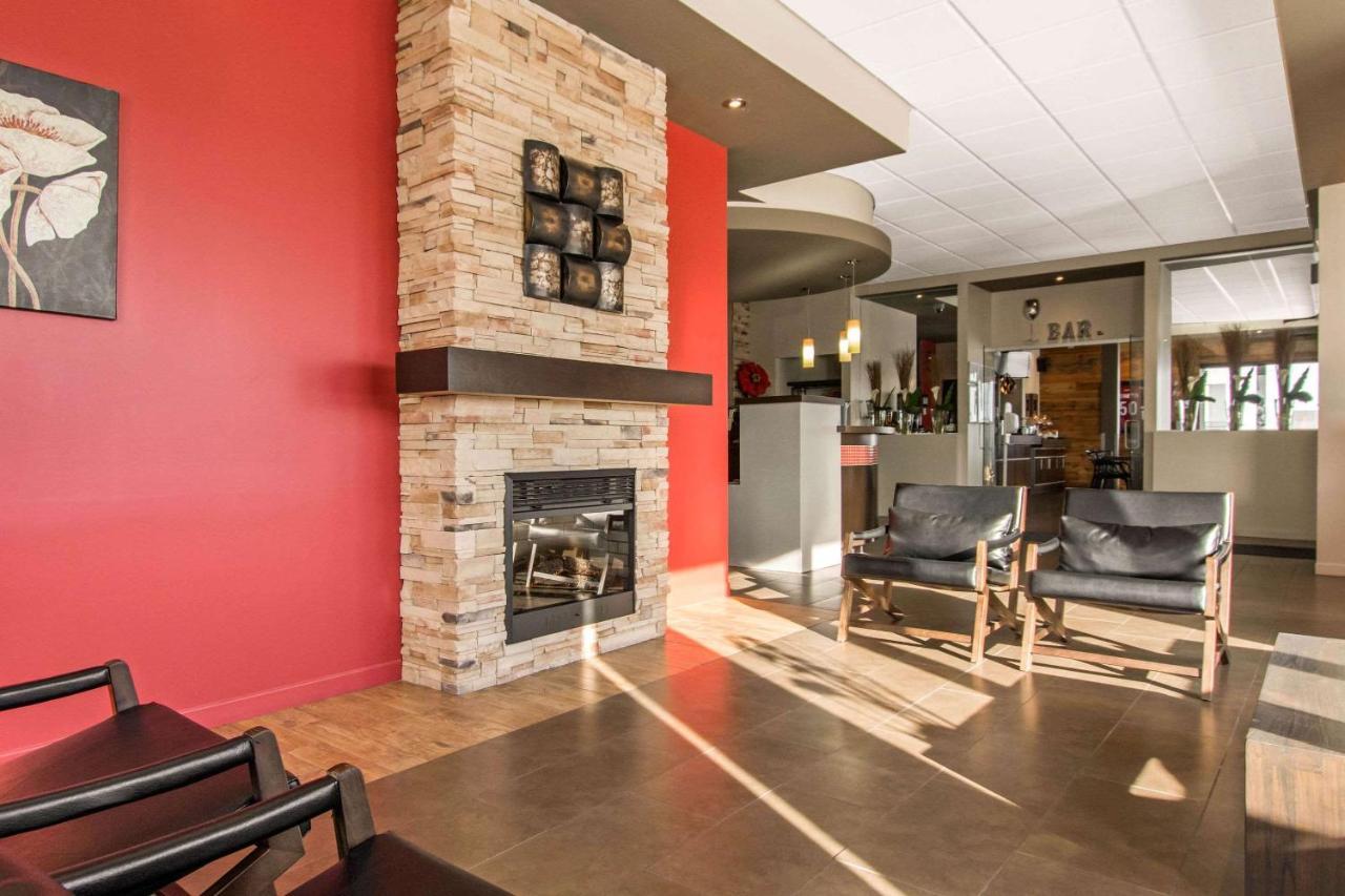 Econo Lodge Inn & Suites Saint-Apollinaire エクステリア 写真