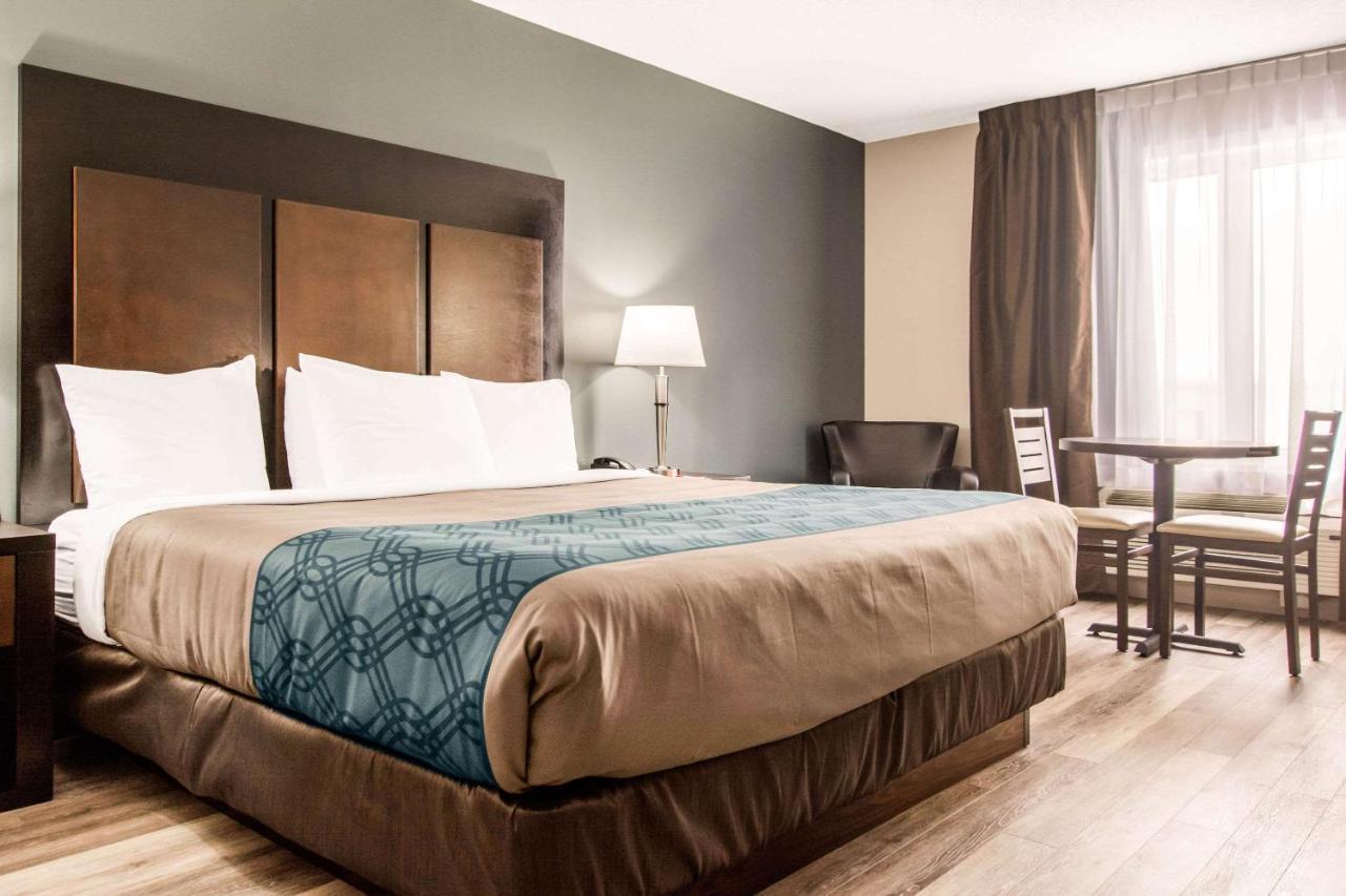 Econo Lodge Inn & Suites Saint-Apollinaire エクステリア 写真