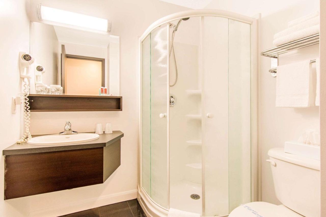 Econo Lodge Inn & Suites Saint-Apollinaire エクステリア 写真