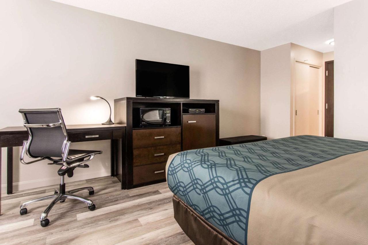Econo Lodge Inn & Suites Saint-Apollinaire エクステリア 写真