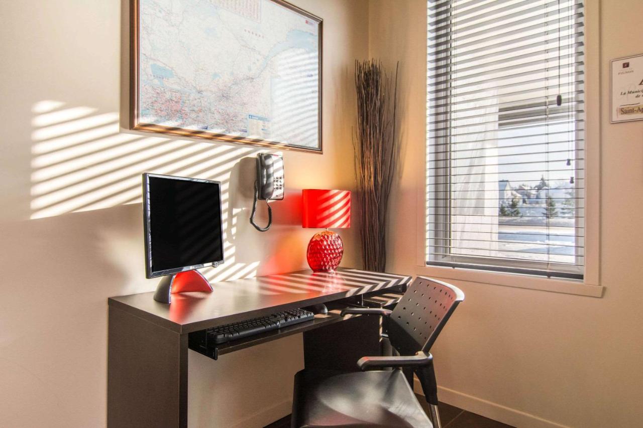Econo Lodge Inn & Suites Saint-Apollinaire エクステリア 写真