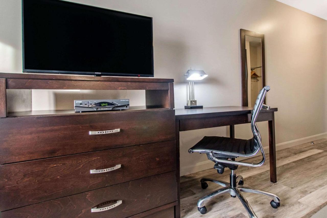 Econo Lodge Inn & Suites Saint-Apollinaire エクステリア 写真