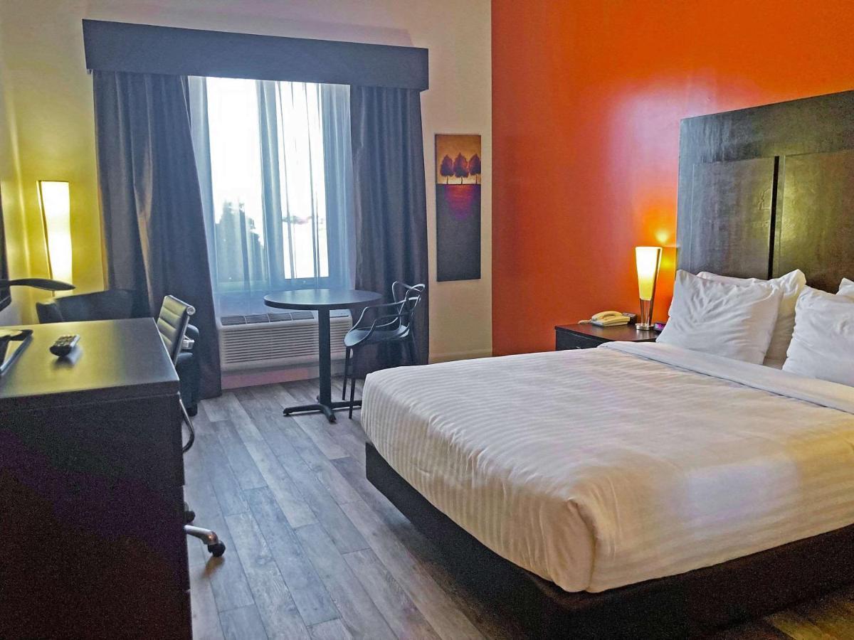 Econo Lodge Inn & Suites Saint-Apollinaire エクステリア 写真