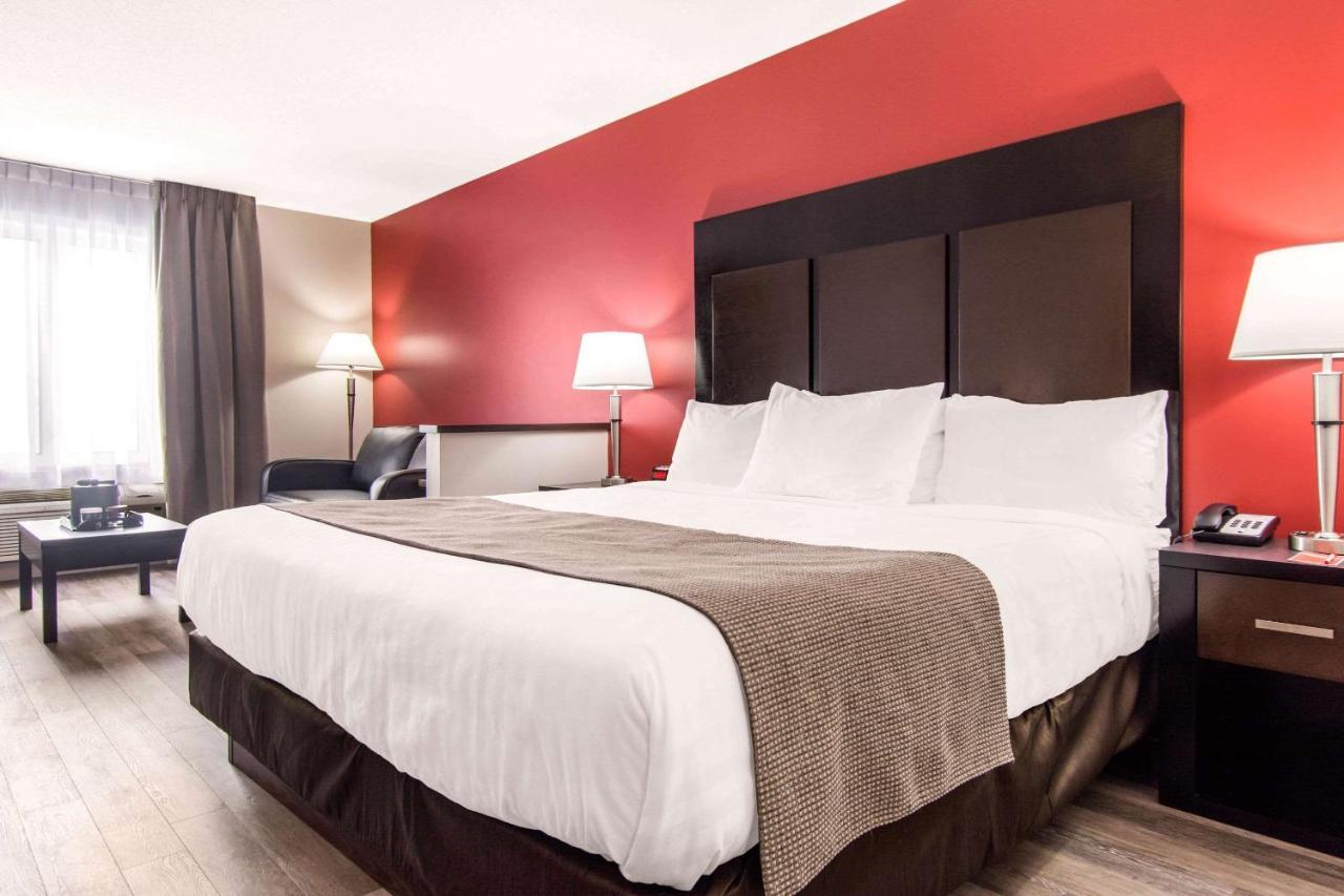 Econo Lodge Inn & Suites Saint-Apollinaire エクステリア 写真