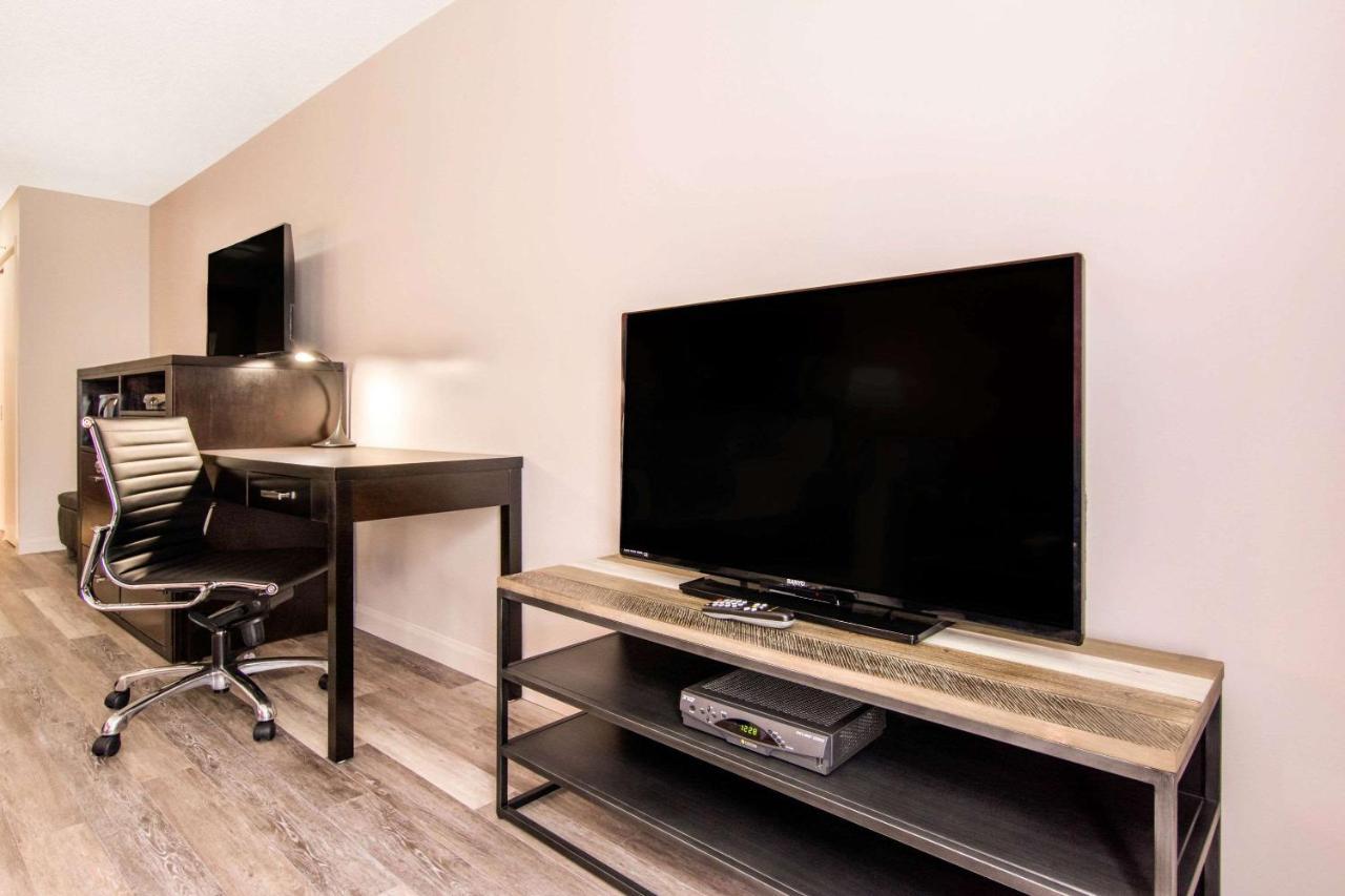 Econo Lodge Inn & Suites Saint-Apollinaire エクステリア 写真