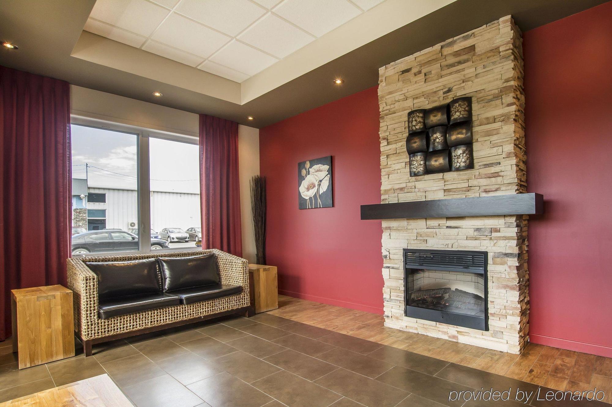Econo Lodge Inn & Suites Saint-Apollinaire エクステリア 写真