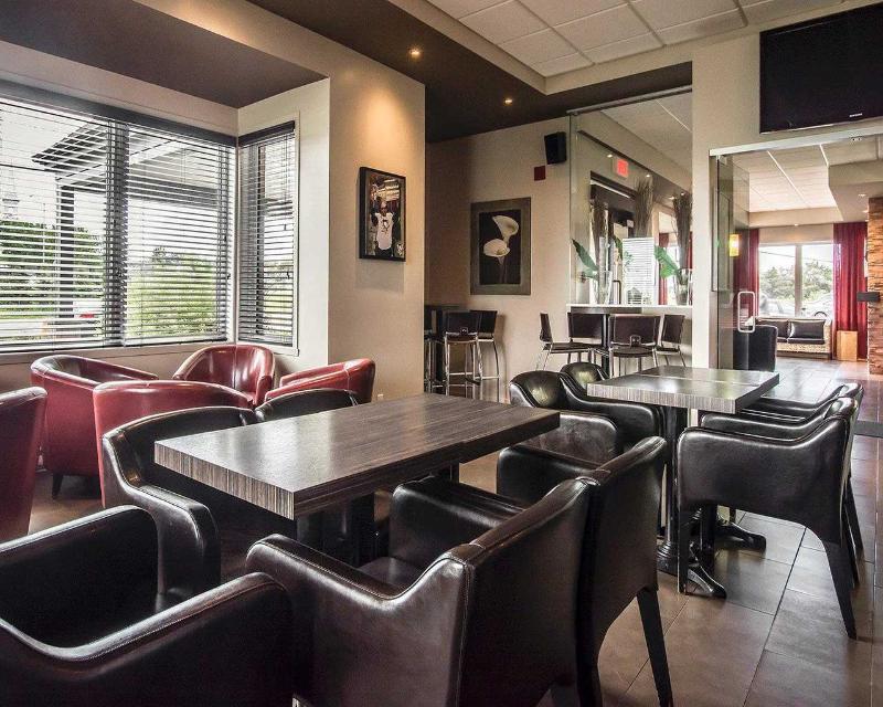Econo Lodge Inn & Suites Saint-Apollinaire エクステリア 写真