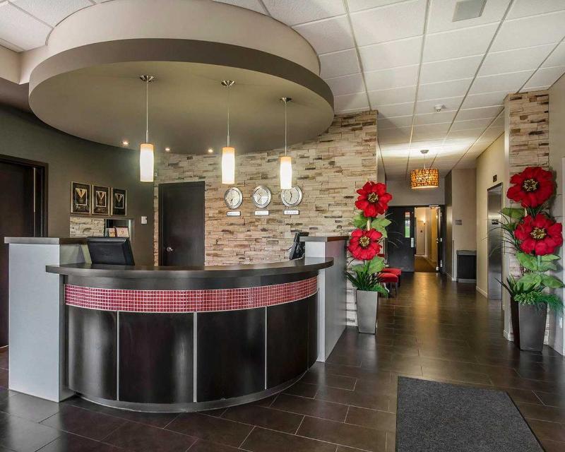 Econo Lodge Inn & Suites Saint-Apollinaire エクステリア 写真