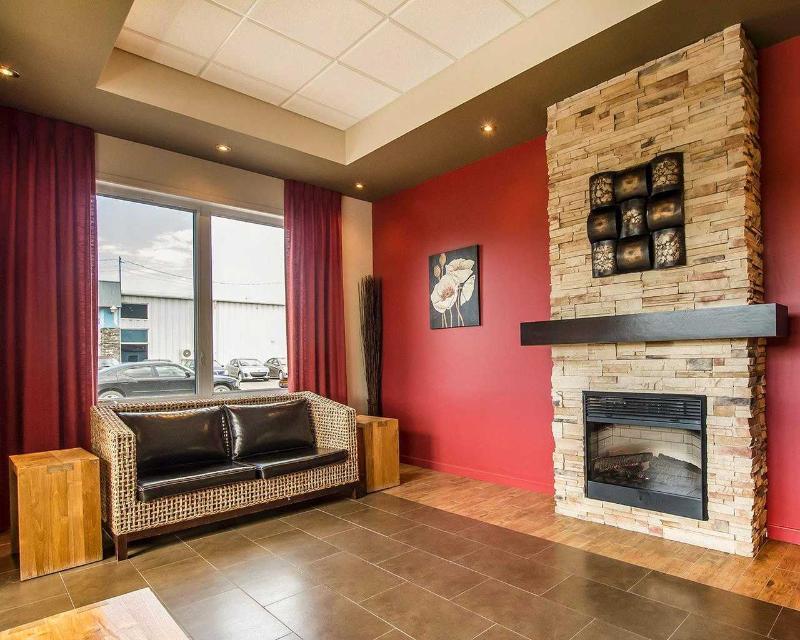 Econo Lodge Inn & Suites Saint-Apollinaire エクステリア 写真