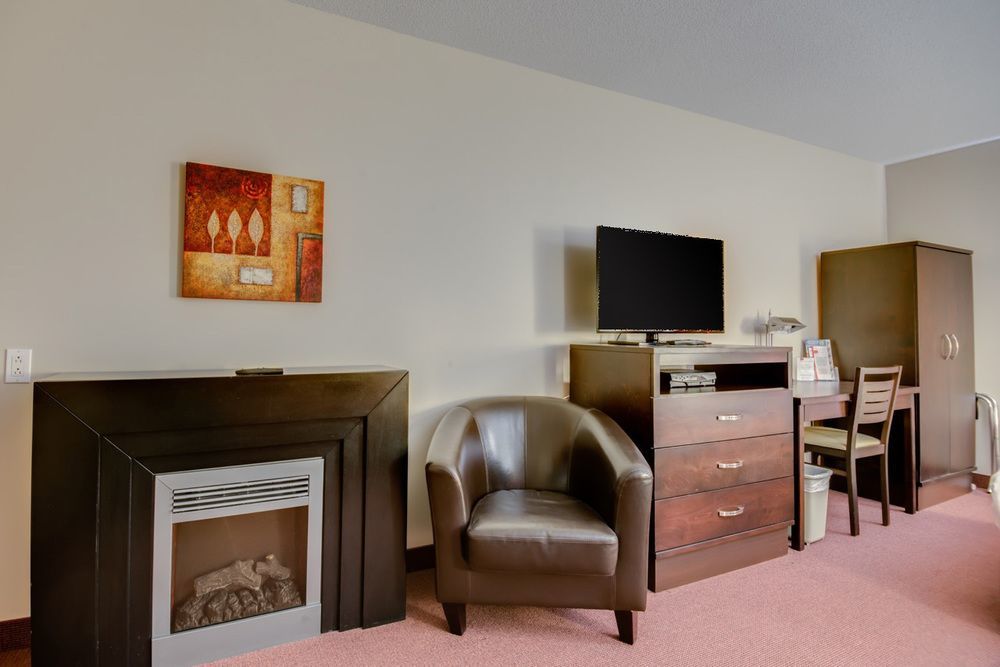 Econo Lodge Inn & Suites Saint-Apollinaire エクステリア 写真