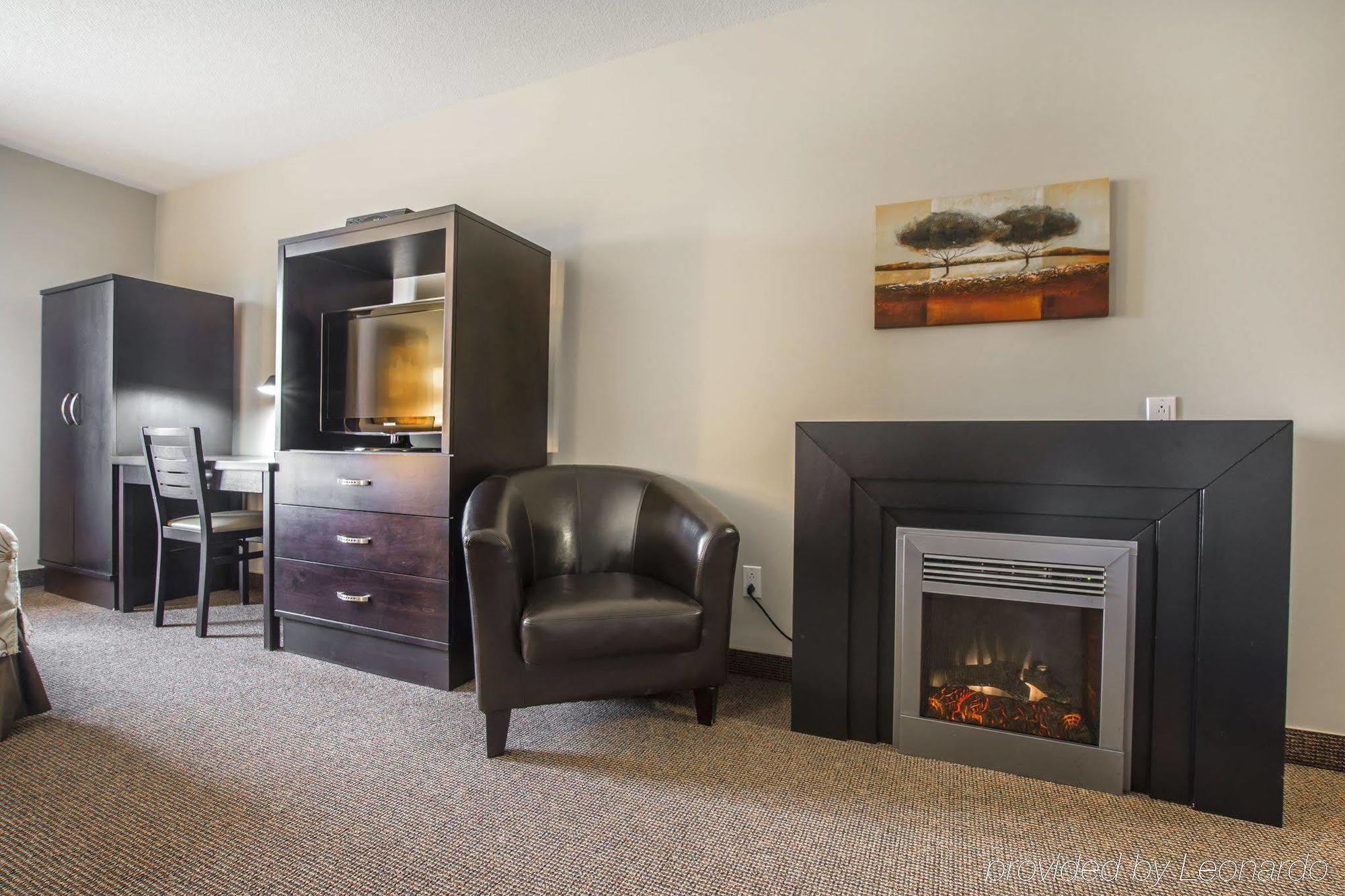 Econo Lodge Inn & Suites Saint-Apollinaire エクステリア 写真
