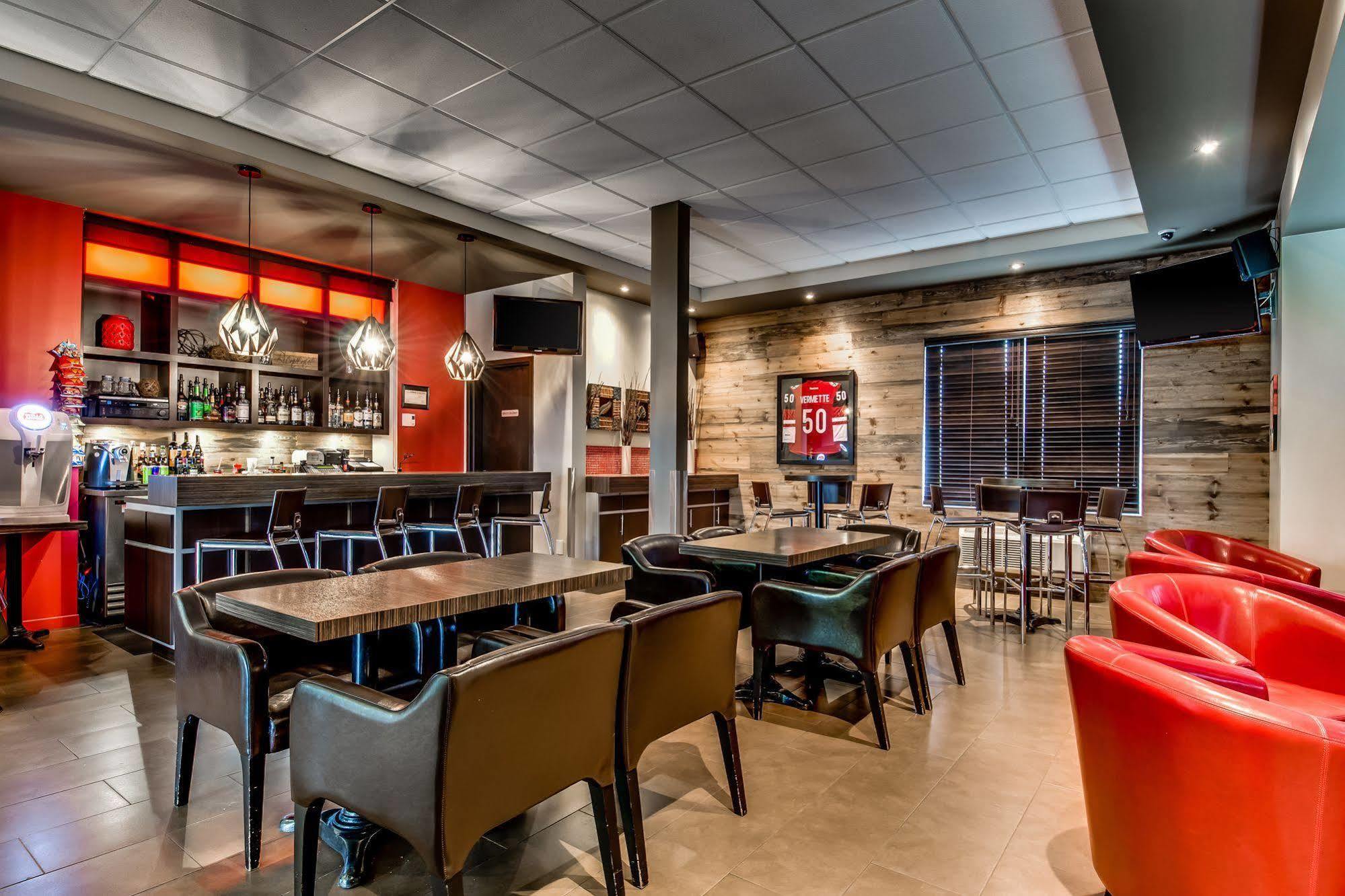 Econo Lodge Inn & Suites Saint-Apollinaire エクステリア 写真
