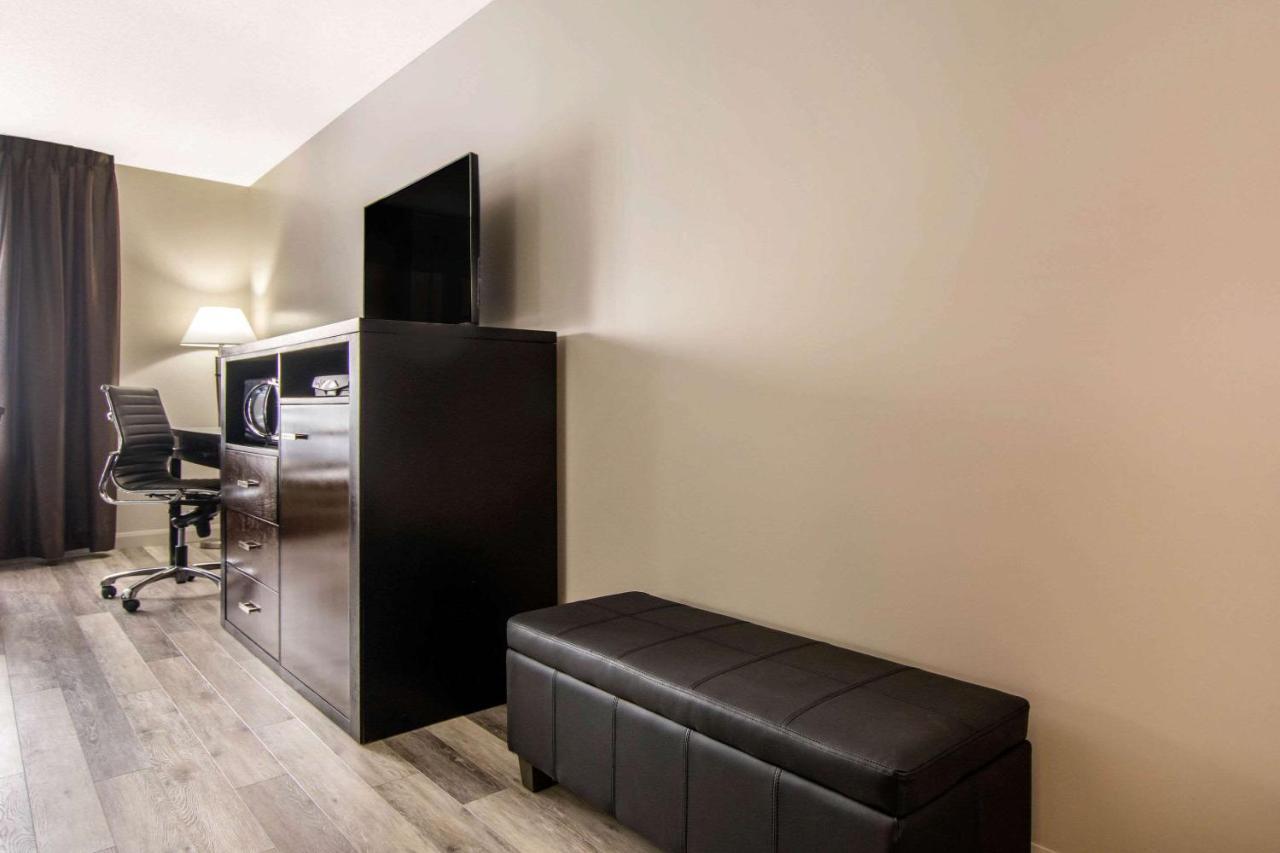Econo Lodge Inn & Suites Saint-Apollinaire エクステリア 写真