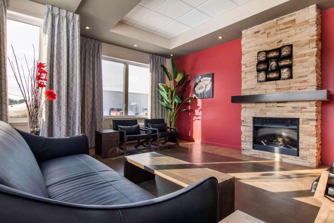 Econo Lodge Inn & Suites Saint-Apollinaire エクステリア 写真