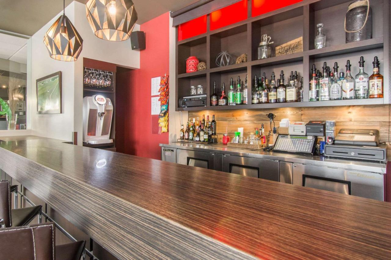 Econo Lodge Inn & Suites Saint-Apollinaire エクステリア 写真
