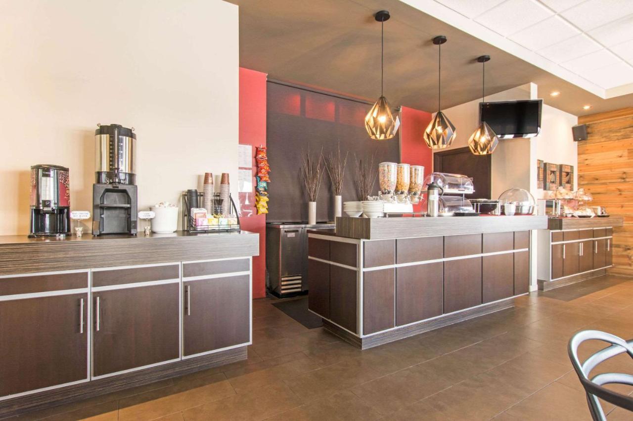 Econo Lodge Inn & Suites Saint-Apollinaire エクステリア 写真