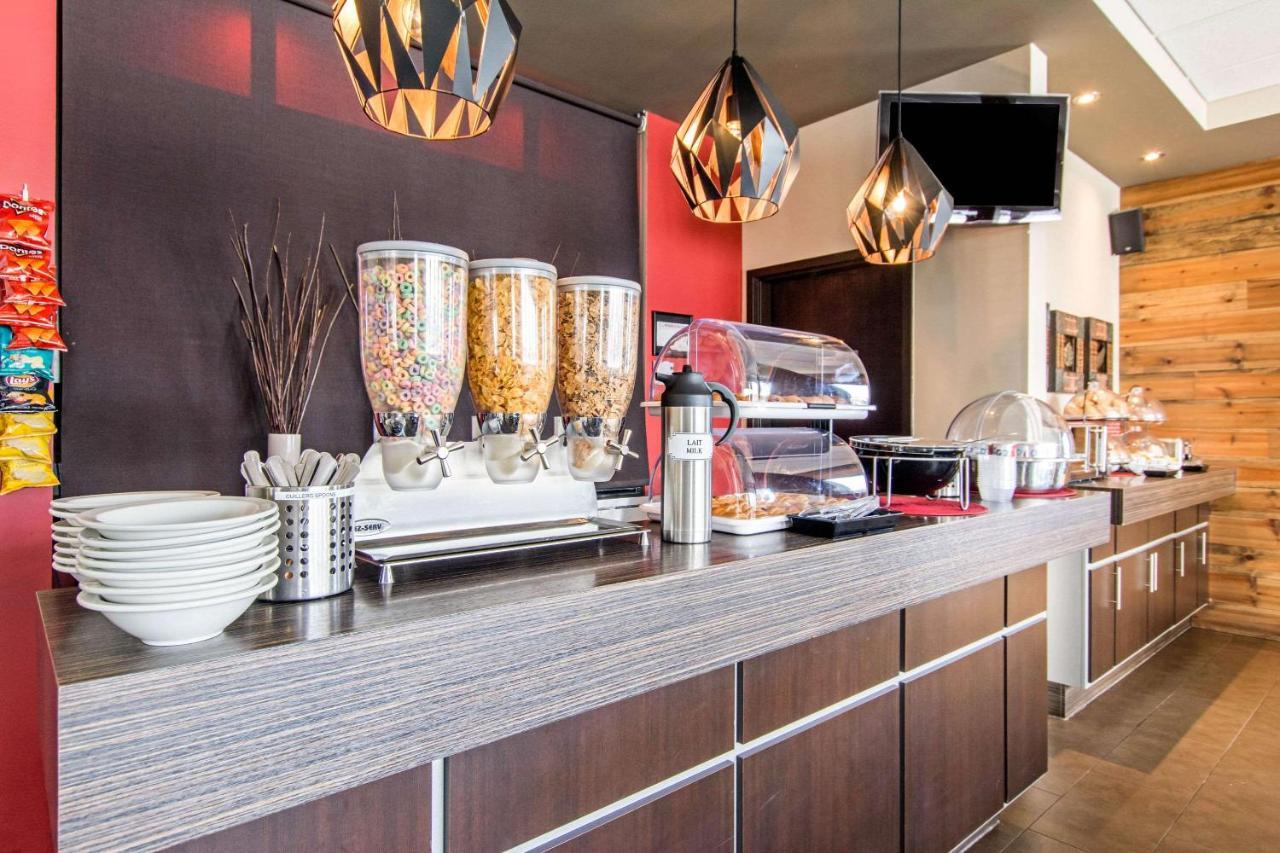 Econo Lodge Inn & Suites Saint-Apollinaire エクステリア 写真