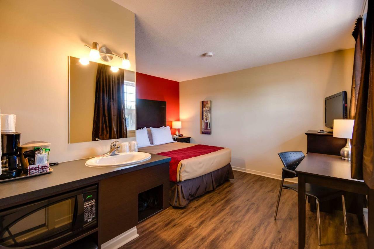 Econo Lodge Inn & Suites Saint-Apollinaire エクステリア 写真