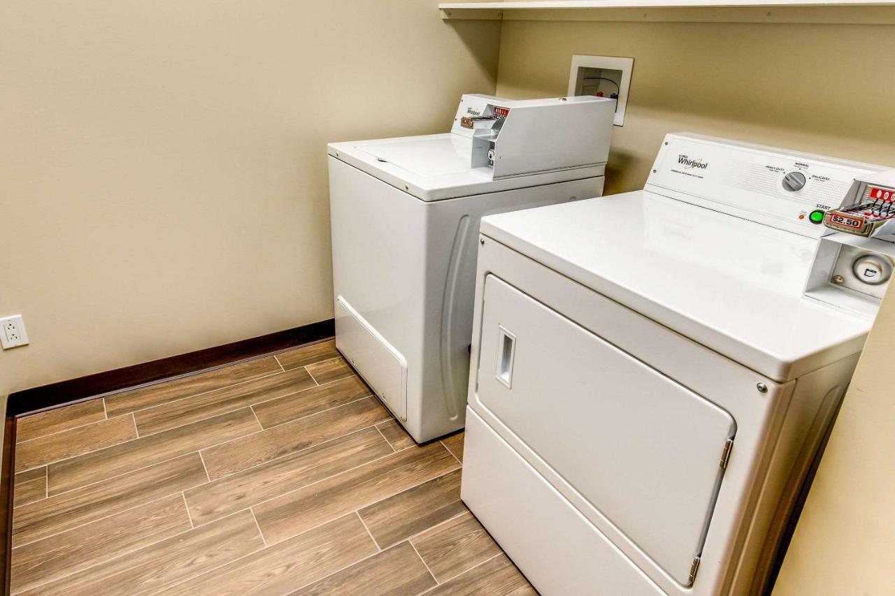 Econo Lodge Inn & Suites Saint-Apollinaire エクステリア 写真